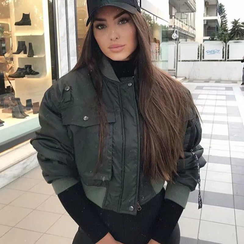 Frau in grüner Bomberjacke und schwarzer Mütze, Mode, Outdoor, Herbstkleidung, urbaner Stil.