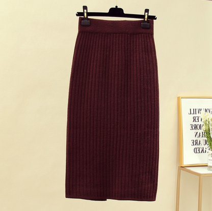 Bordeauxfarbener Strickrock, gerippt, knielang, elegant, Damenmode, Herbst-Winter-Kollektion.