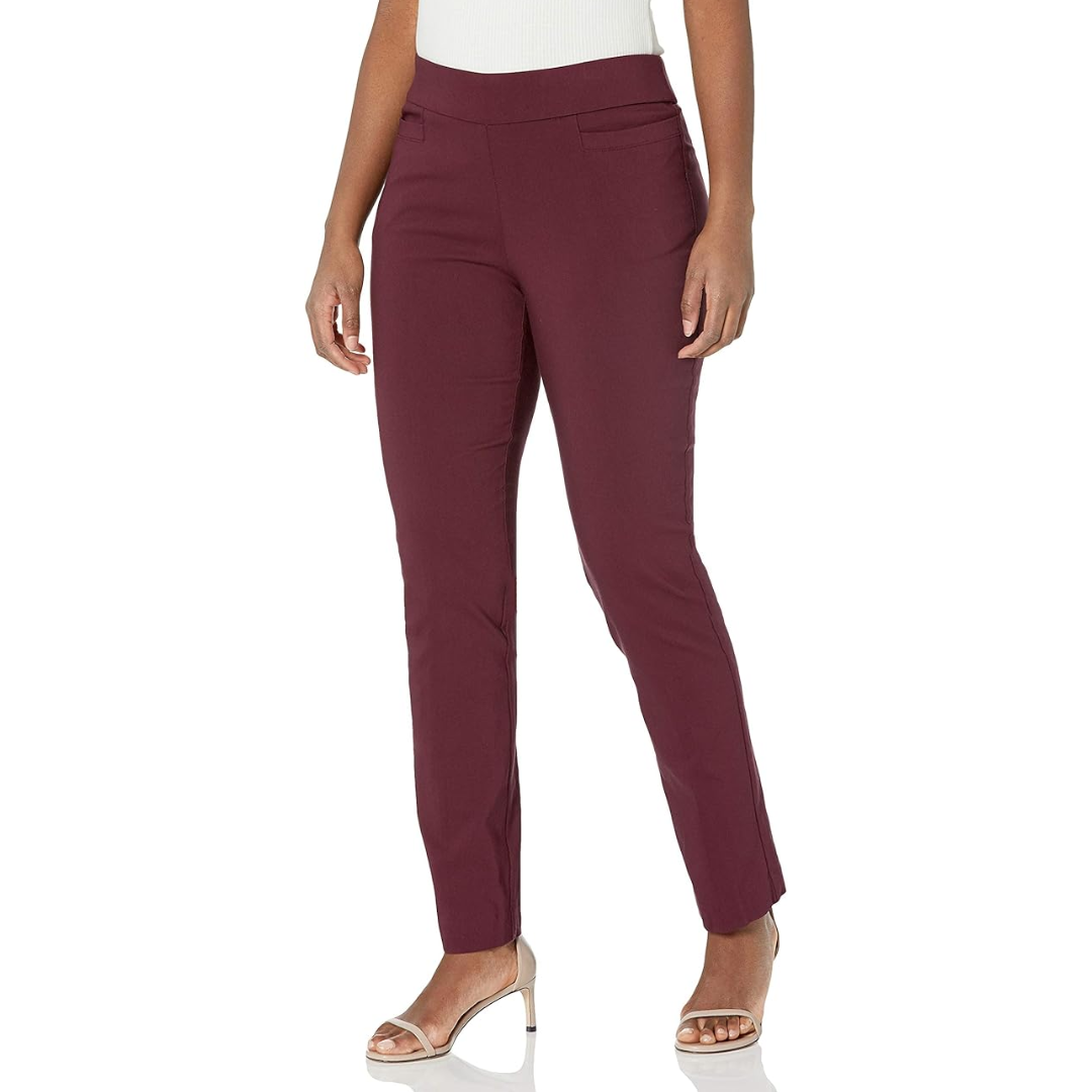 Frau in burgunderroter Hose, Business-Look, elegante Damenmode, gerade Passform, Büro-Outfit.