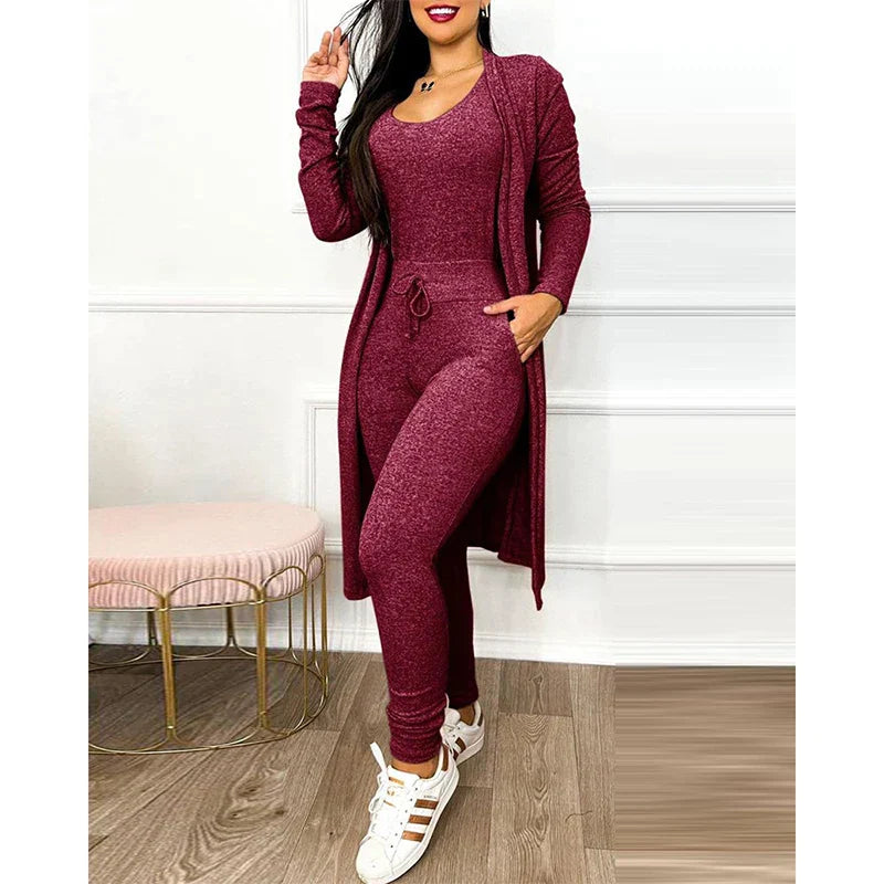 Frau in bordeauxrotem Strick-Overall mit langem Cardigan, modisch, bequem, Freizeitkleidung.