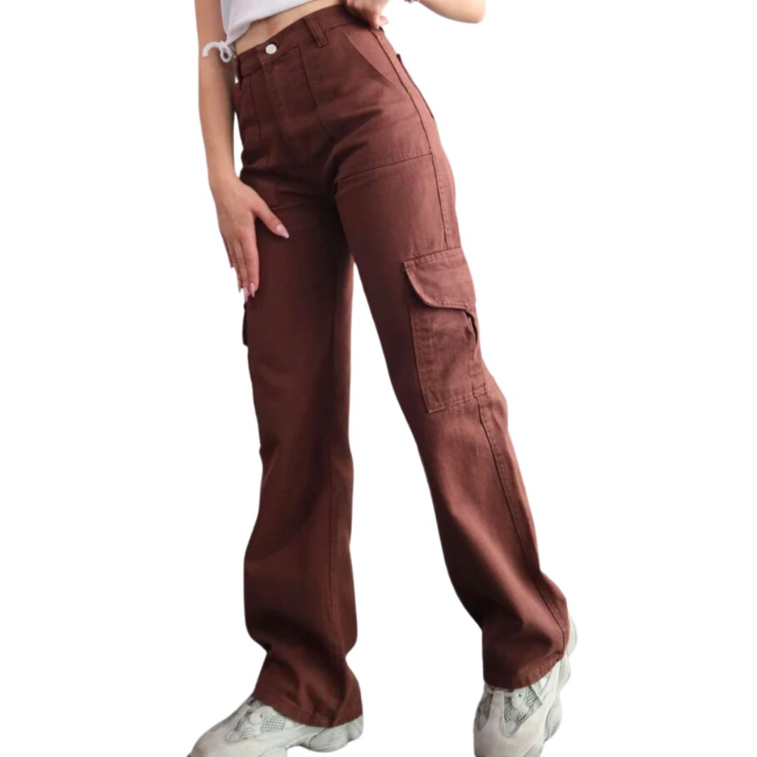 Frau in brauner Cargohose, hohe Taille, weites Bein, lässiger Stil, weiße Sneakers.