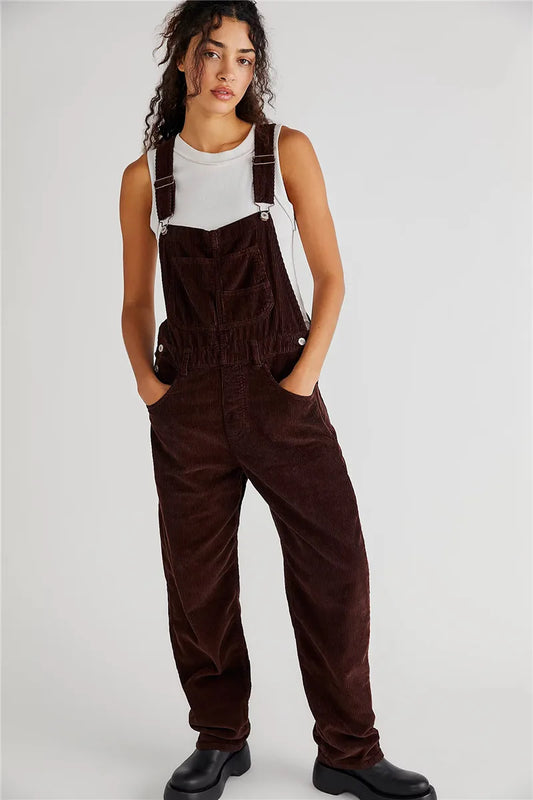 Frau in brauner Cord-Latzhose und weißem Tanktop, modisch, lässig, Herbstmode.