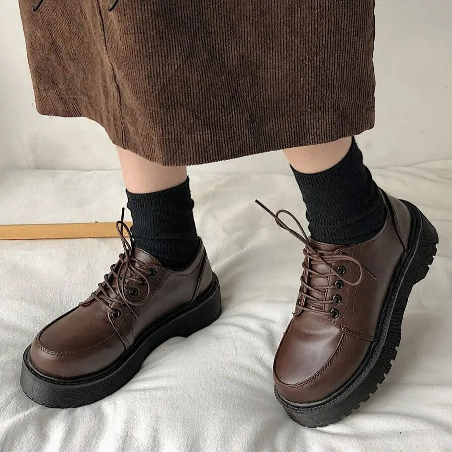 Damen Schnürschuhe, braun, Leder, mit dicker Sohle, modisch, Herbstmode, schwarze Socken.