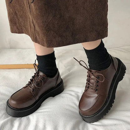 Damen Schnürschuhe, braun, Leder, mit dicker Sohle, modisch, Herbstmode, schwarze Socken.