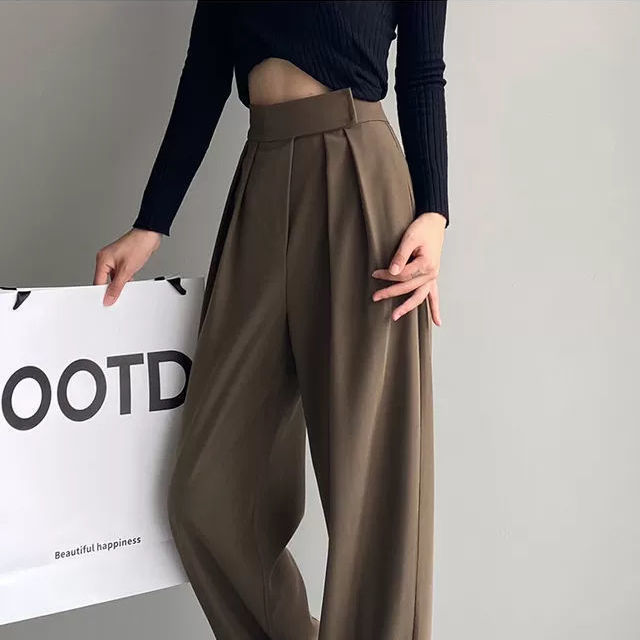 Damenhose braun, weites Bein, hohe Taille, elegant, modisch, Herbstmode, Büro-Outfit.