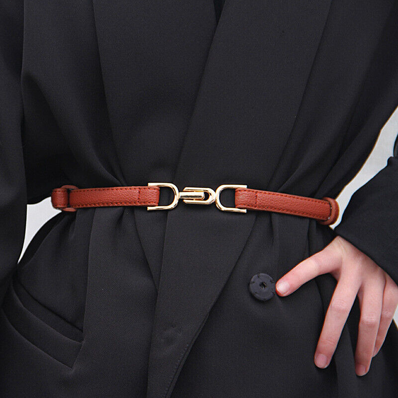 Brauner Ledergürtel mit goldener Schnalle, Damenmode, elegantes Accessoire, schwarzer Blazer.