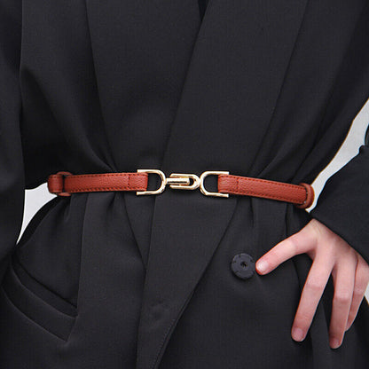Brauner Ledergürtel mit goldener Schnalle, Damenmode, elegantes Accessoire, schwarzer Blazer.