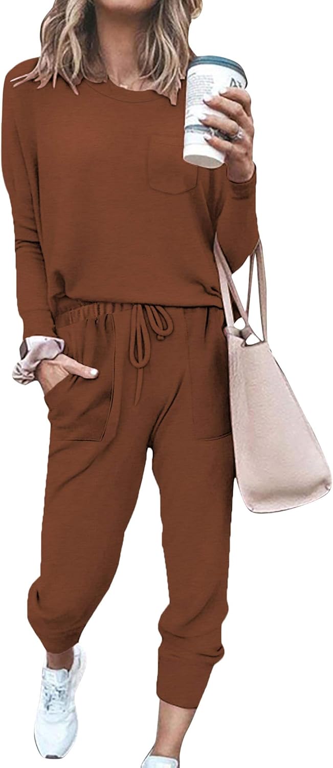 Frau in braunem Freizeitanzug mit Kaffeebecher und beiger Tasche, lässige Damenmode.