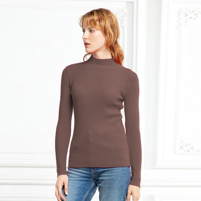 Frau in braunem Rollkragenpullover, langärmelig, aus Baumwolle, modisch, vor weißem Hintergrund.