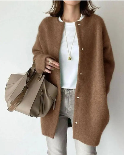 Frau in braunem Wollmantel mit beiger Handtasche, modisch, elegant, Herbstmode.