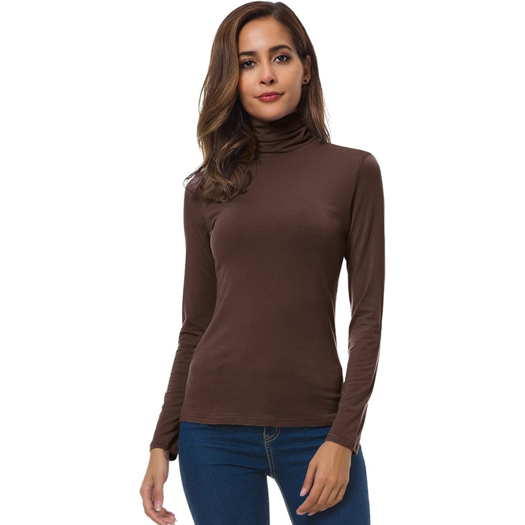 Frau in braunem Rollkragenpullover, lange Ärmel, lässige Mode, Herbstbekleidung.