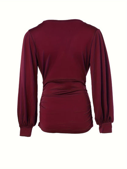 Bordeauxfarbene Damenbluse mit langen Ärmeln, elegantes Design, Rückansicht, Herbstmode.