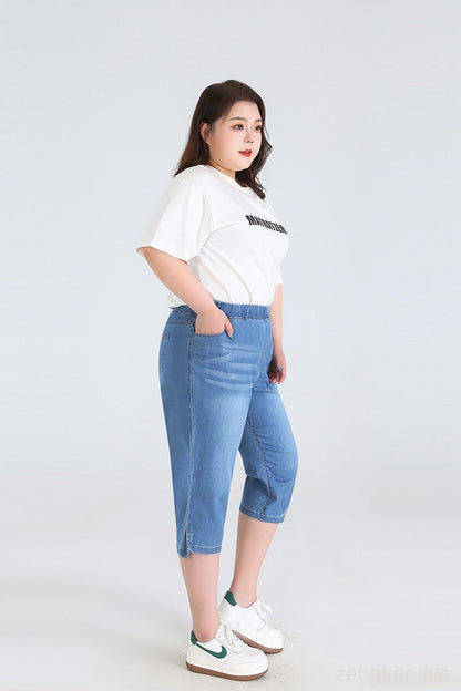 Frau in weißem T-Shirt und blauer Capri-Jeans, lässige Mode, Plus-Size, seitliches Profil.
