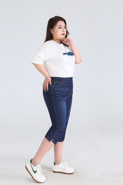 Frau in weißem T-Shirt und blauer Capri-Jeans, trägt weiße Sneakers, Mode für große Größen.