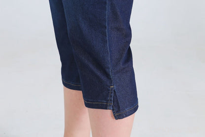 Dunkelblaue Jeans-Caprihose, Damenmode, knielang, Baumwolle, Freizeitkleidung.