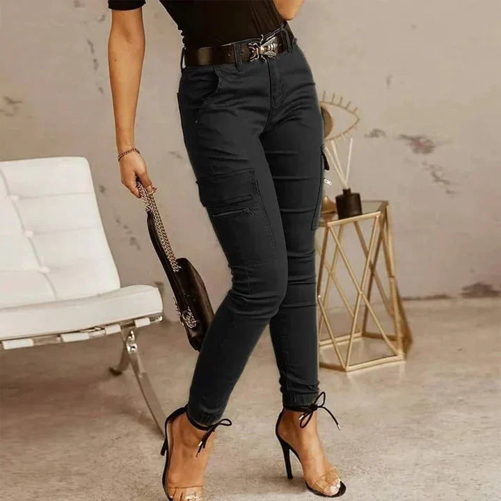 Damen Cargo Jeans schwarz, figurbetont, mit Taschen, modisch, ideal für Freizeitkleidung.