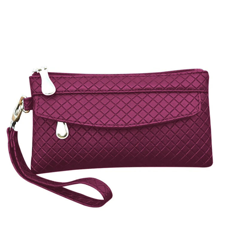 Lila Damenhandtasche mit Reißverschluss, geometrisches Muster, elegant, aus Lederimitat.