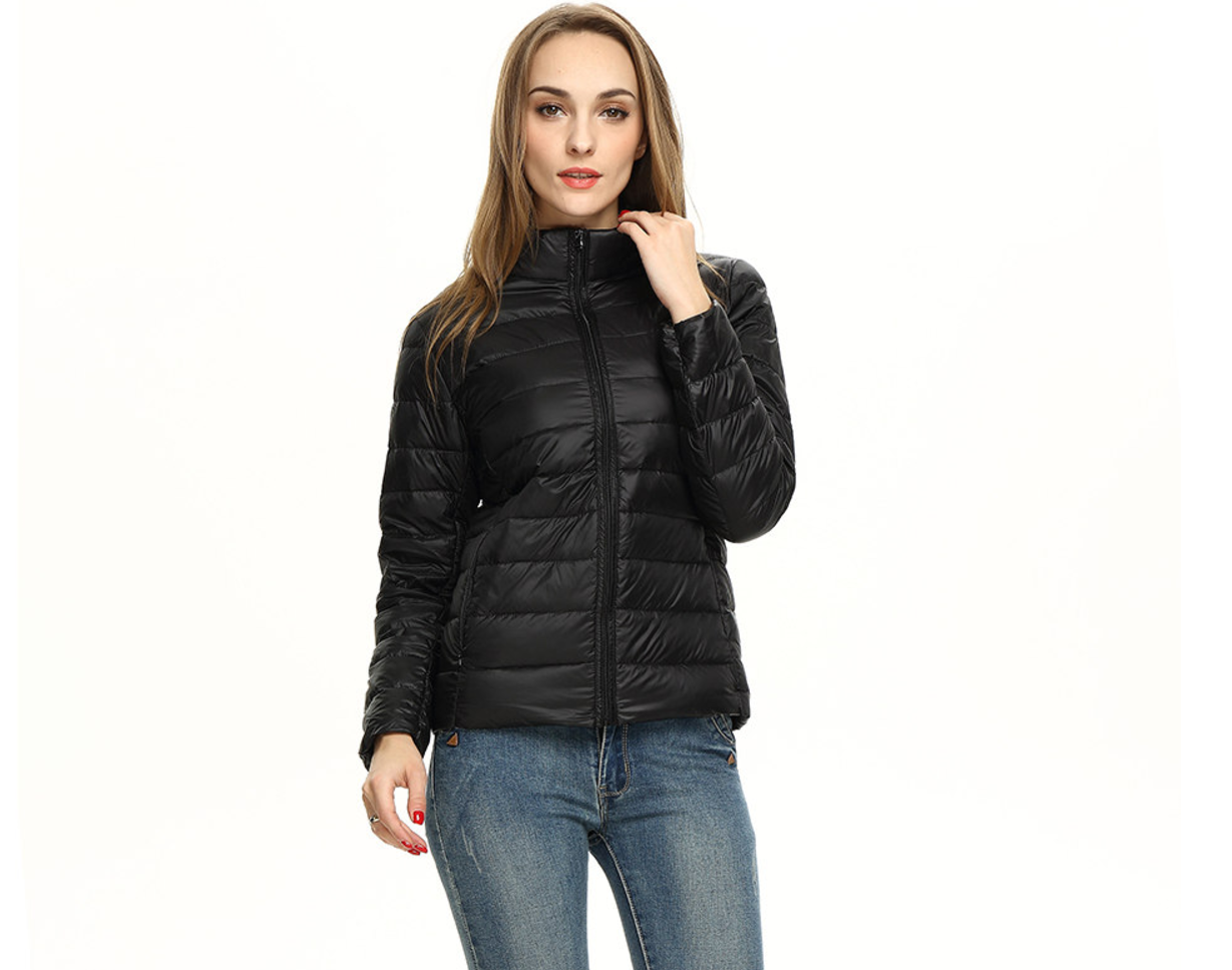 Frau in schwarzer Daunenjacke, leicht, warm, modisch, Winterbekleidung, Outdoor, Damenmode.