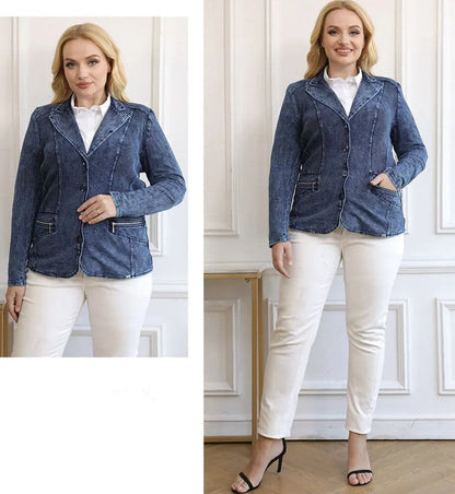 Frau in blauem Jeansblazer und weißer Hose, elegante Mode, Plus-Size, Innenaufnahme.