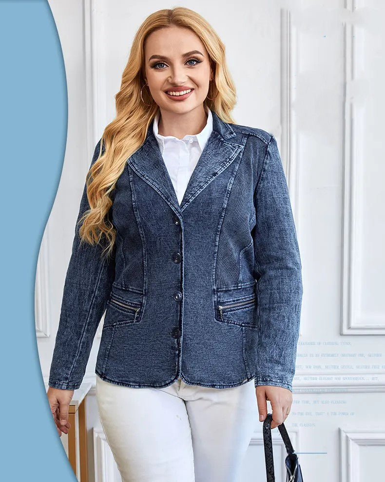 Frau in blauem Jeansblazer, weißer Bluse, weiße Hose, lächelnd, modisch, elegant, Damenmode.