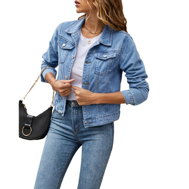 Frau in blauer Jeansjacke, weiße Bluse, schwarze Tasche, modisch, lässig, langärmelig.