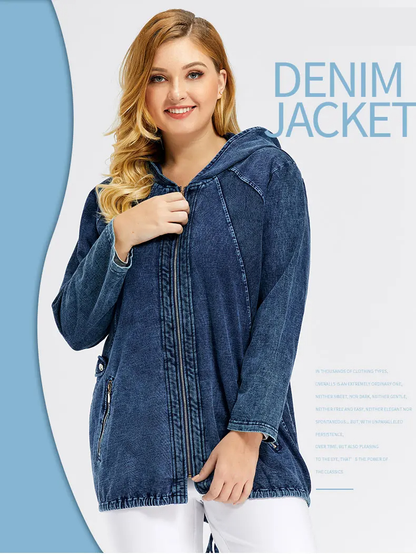 Frau in blauer Jeansjacke mit Kapuze, lächelnd, modisch, Freizeitkleidung, Damenmode.