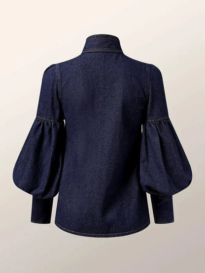 Dunkelblaue Jeansbluse mit Puffärmeln, Damenmode, elegantes Design, Rückansicht.
