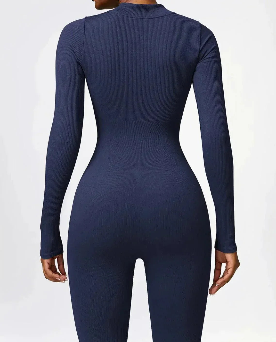 Dunkelblauer, langärmeliger Jumpsuit für Damen, figurbetont, aus elastischem Material.