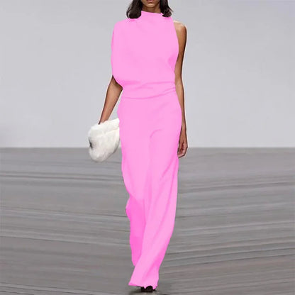 Frau in pinkem Jumpsuit mit weißer Clutch auf Laufsteg, Mode, Damenbekleidung, Trend.