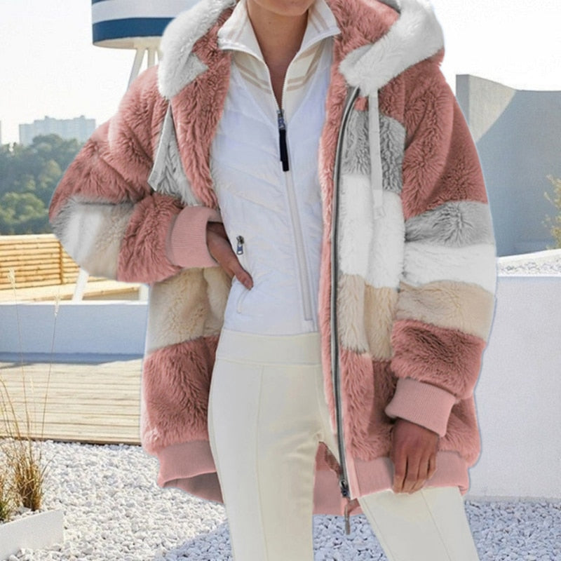 Frau in rosa-weißem Kunstpelzmantel, Wintermode, stilvoll, warm, Outdoor, Damenbekleidung.