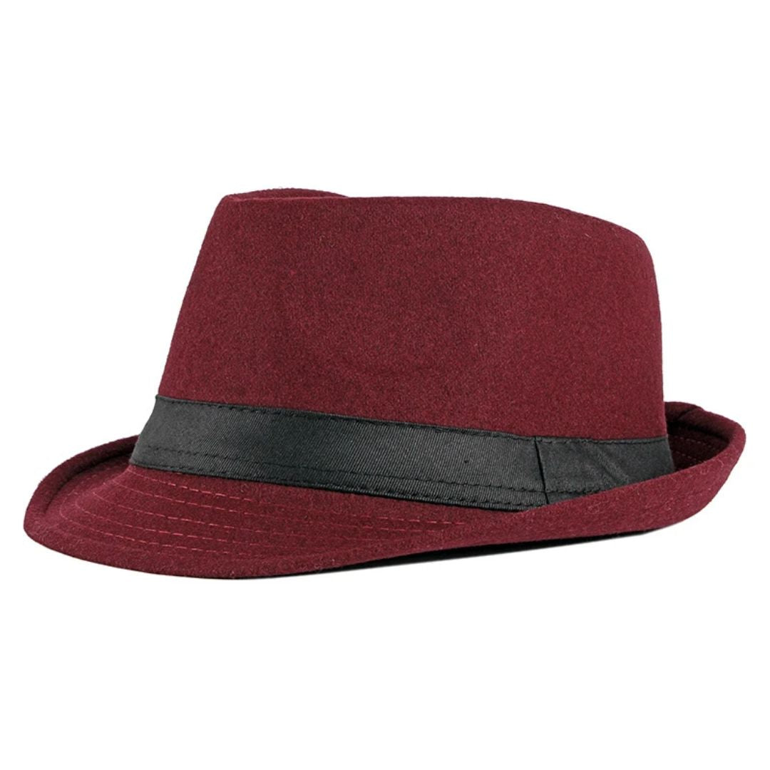 Bordeauxroter Fedora-Hut aus Filz mit schwarzem Band, stilvoller Herrenmode-Accessoire.