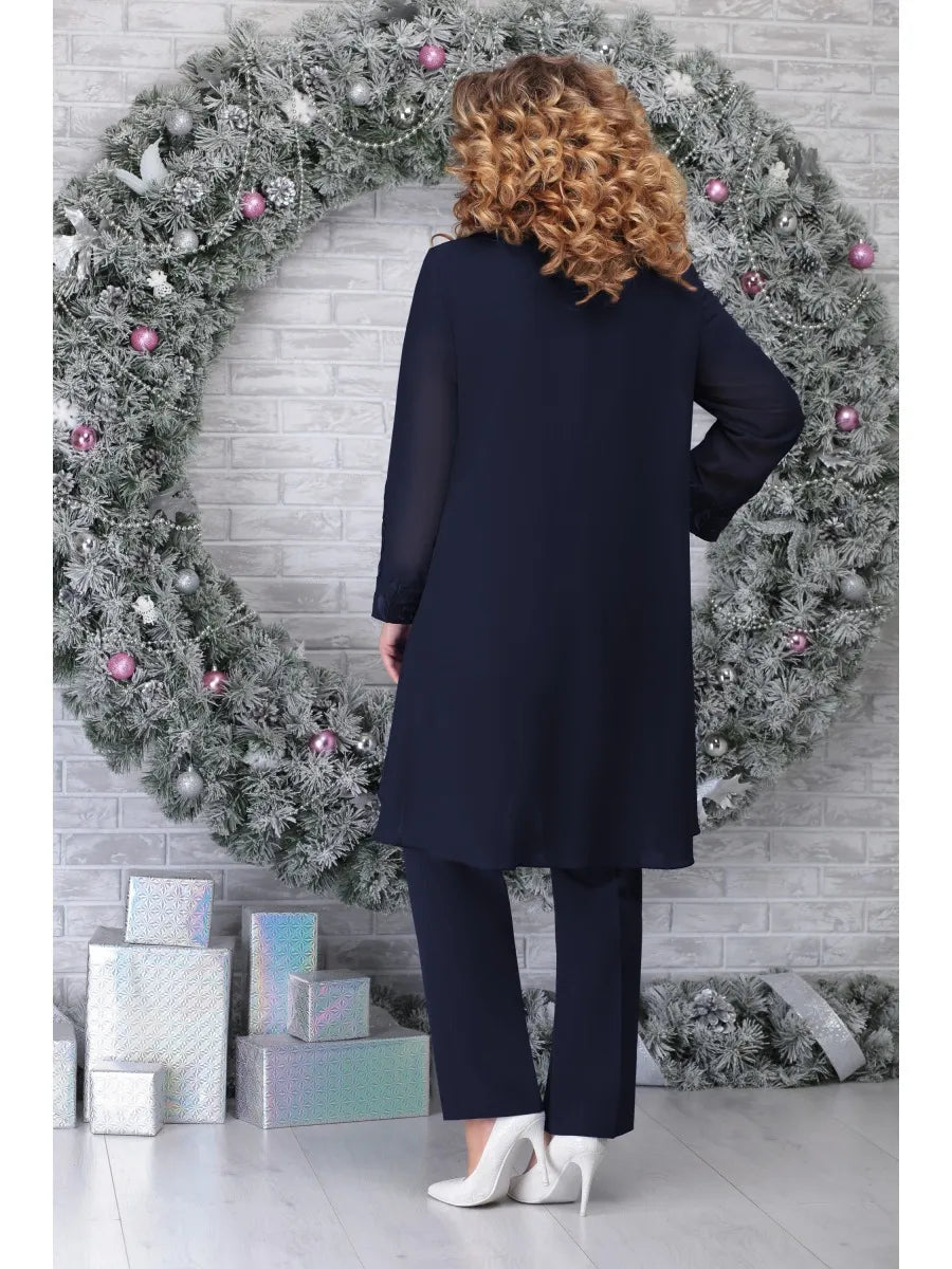 Frau in dunkelblauem Kleid vor weihnachtlichem Kranz, Geschenke, festliche Mode, Winter.