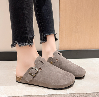 Graue Wildleder-Pantoletten mit Schnalle, Damenmode, bequem, lässig, schwarze Jeans.