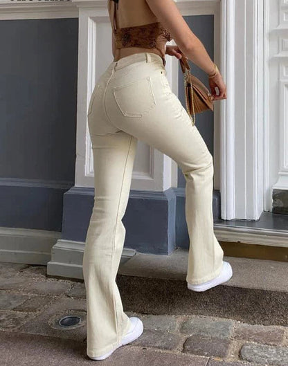 Frau in cremefarbener Schlaghose, modisch, elegant, Streetwear, Damenmode, Sommeroutfit.