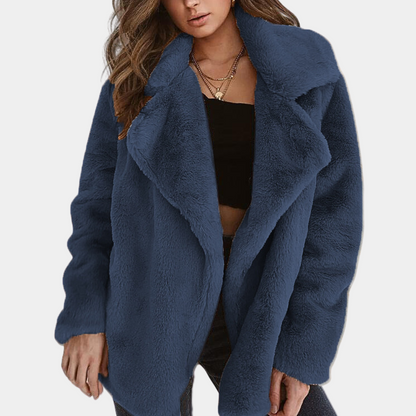 Frau in dunkelblauer Kunstpelzjacke, modisch, warm, Winterbekleidung, Damenmode.