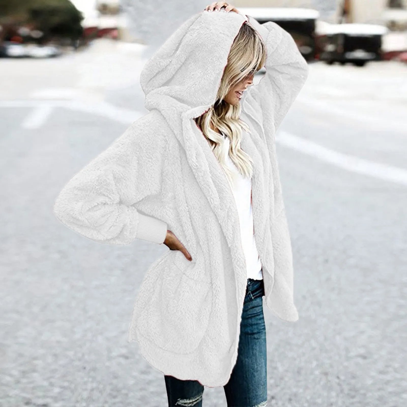 Frau in weißem Fleece-Hoodie auf Straße, Wintermode, gemütliche Damenbekleidung.