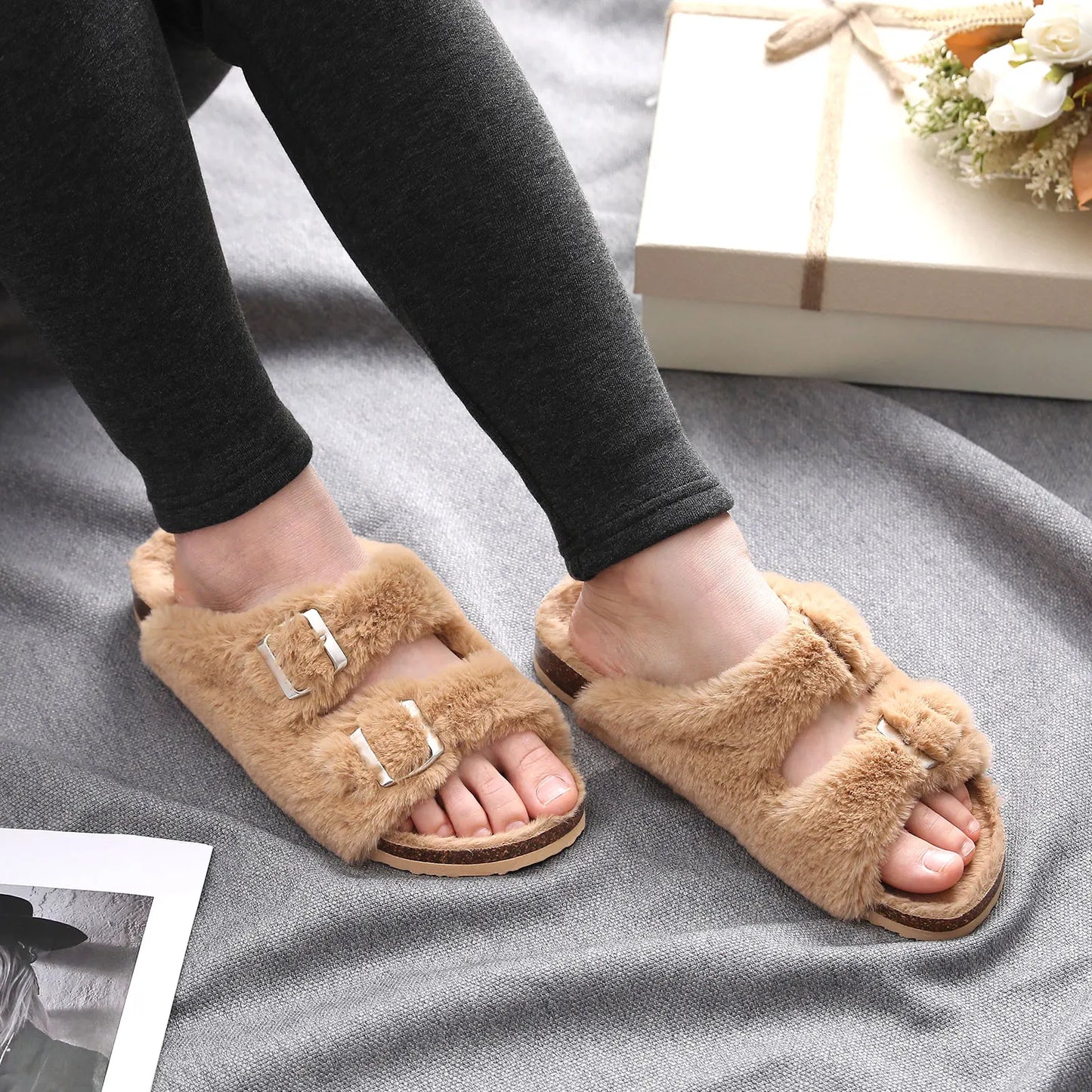 Damen Hausschuhe, beige, Kunstfell, Riemen, gemütlich, rutschfest, modisch, Geschenkbox.