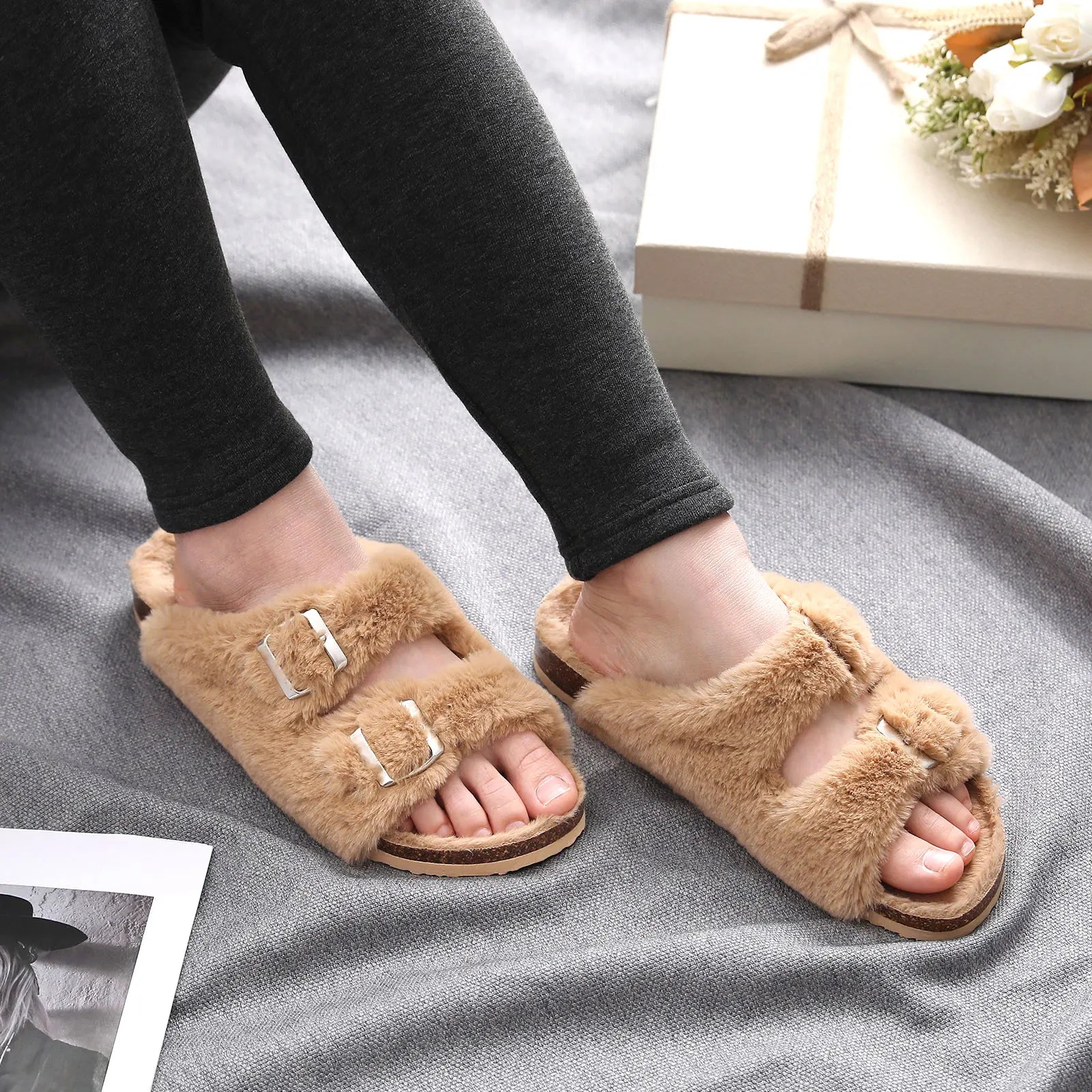 Damen Hausschuhe, beige, Kunstfell, Riemen, gemütlich, rutschfest, modisch, Geschenkbox.