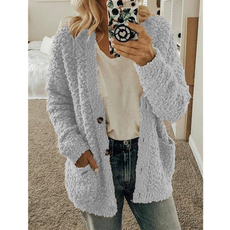 Frau in grauer Teddyjacke, lässig, modisch, warm, Herbstmode, Selfie im Schlafzimmer.