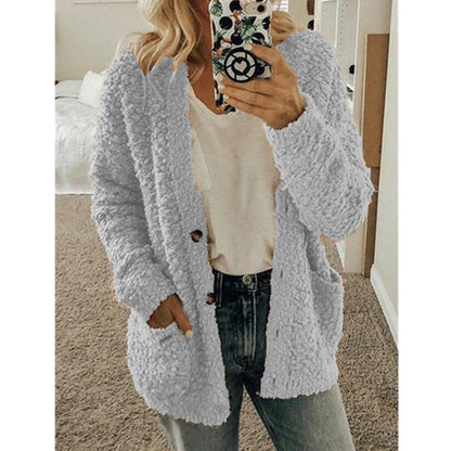Frau in grauer Teddyjacke, lässig, modisch, warm, Herbstmode, Selfie im Schlafzimmer.