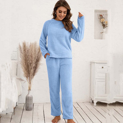 Frau in hellblauem Fleece-Pyjama-Set, gemütlich, langärmelig, für Damen, Schlafzimmer.