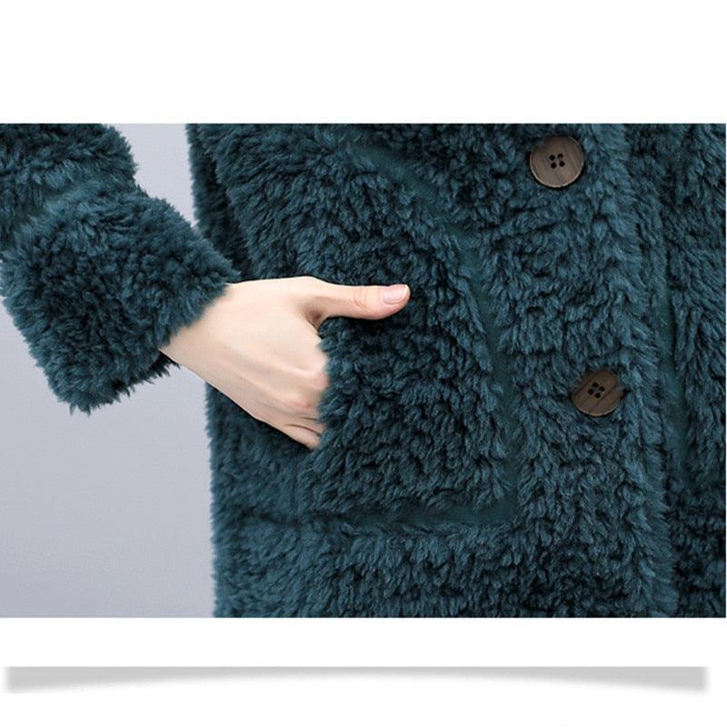 Dunkelgrüner Damen-Fleece-Mantel mit Knöpfen, weiches Material, modisch und warm.
