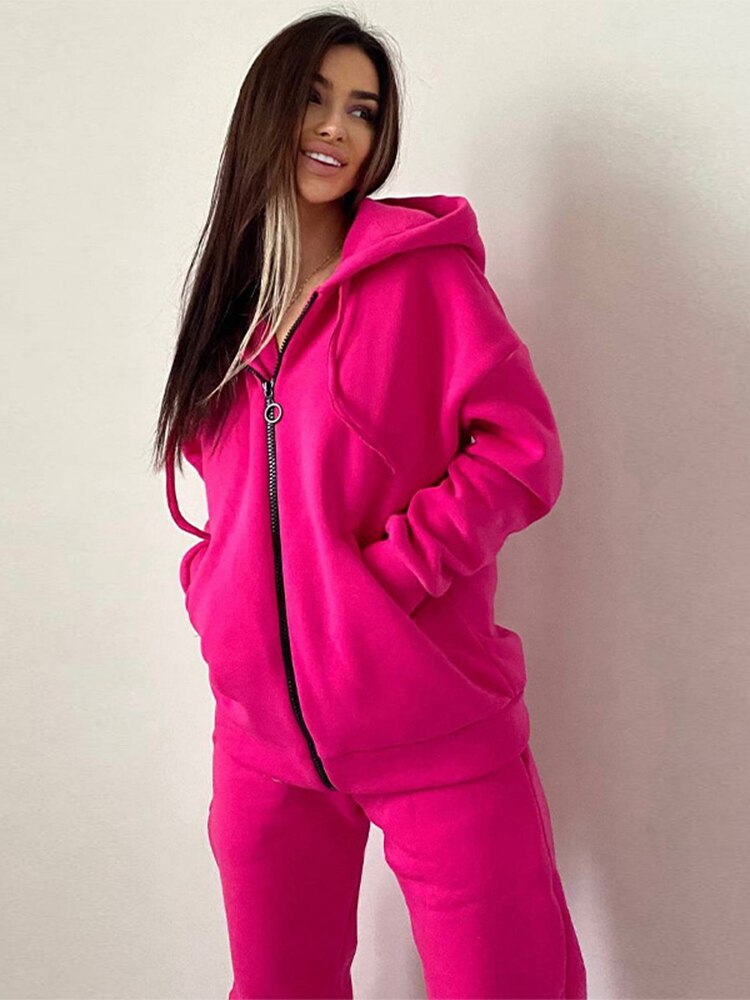 Frau in pinkem Kapuzenpullover und Jogginghose, Freizeitmode, bequeme Damenbekleidung.