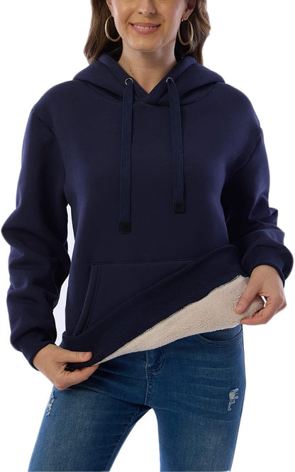 Frau trägt dunkelblauen Kapuzenpullover mit Fleece-Innenfutter, lässige Damenmode.