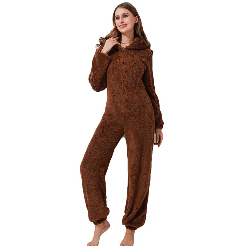 Frau im braunen Fleece-Overall, gemütlicher Einteiler, Kapuze, Freizeitkleidung.