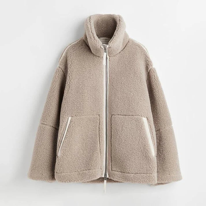 Beige Damen Teddyjacke mit Reißverschluss, warm, flauschig, Wintermode, gemütlich, modisch.