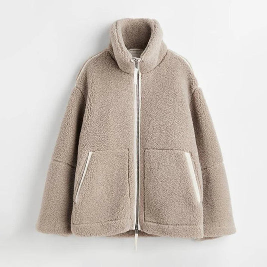 Beige Damen Teddyjacke mit Reißverschluss, warm, flauschig, Wintermode, gemütlich, modisch.