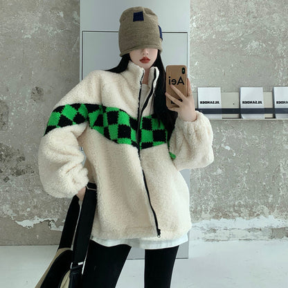 Damen Teddyjacke, weiß, mit grünem Karomuster, Reißverschluss, Wintermode, gemütlich.