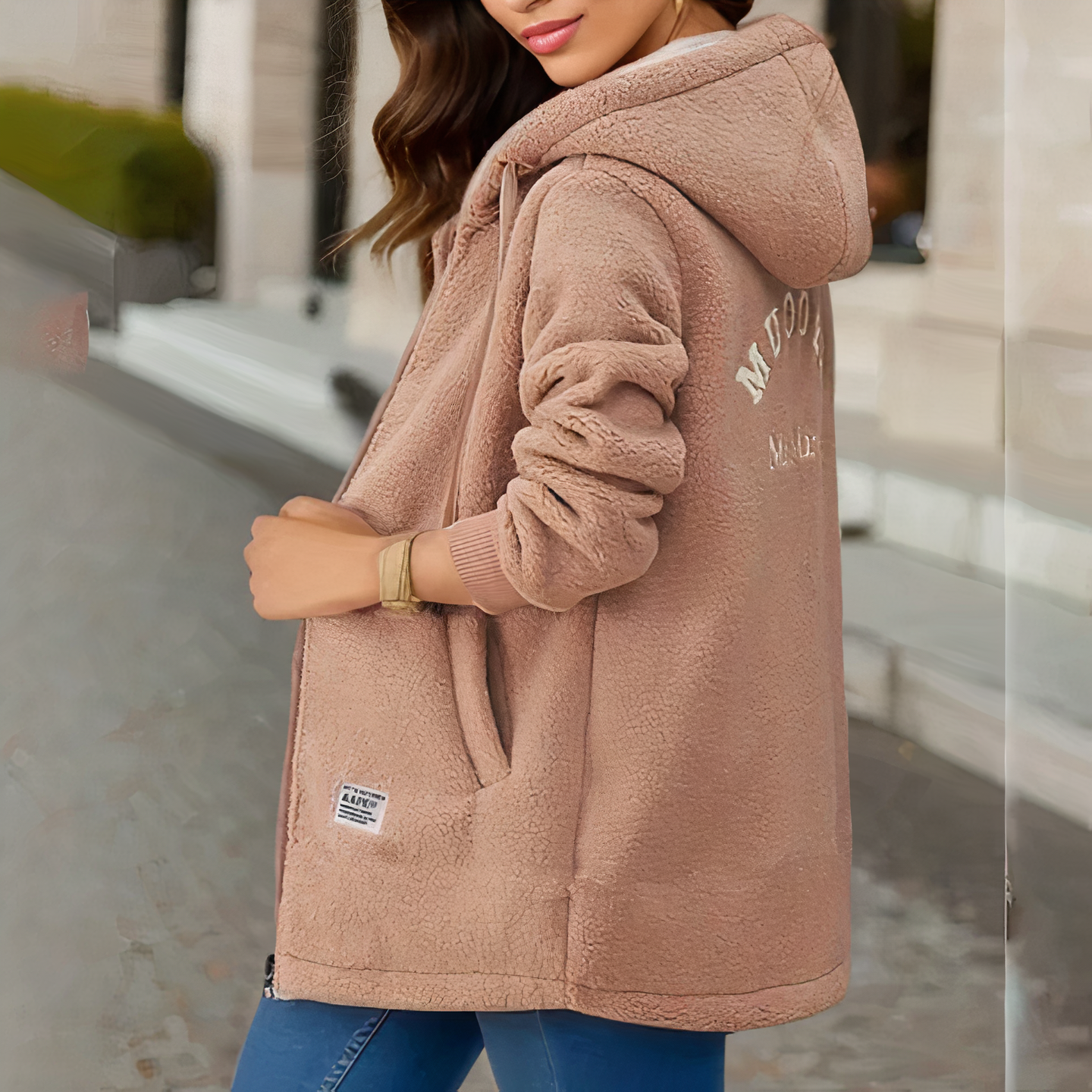 Frau in beiger Teddyjacke mit Kapuze, lässig, warm, modisch, Herbstmode, Straße.