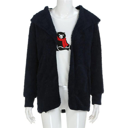 Dunkelblauer Fleece-Cardigan, Damen, mit Kapuze, über weißem T-Shirt mit Bärenmotiv.